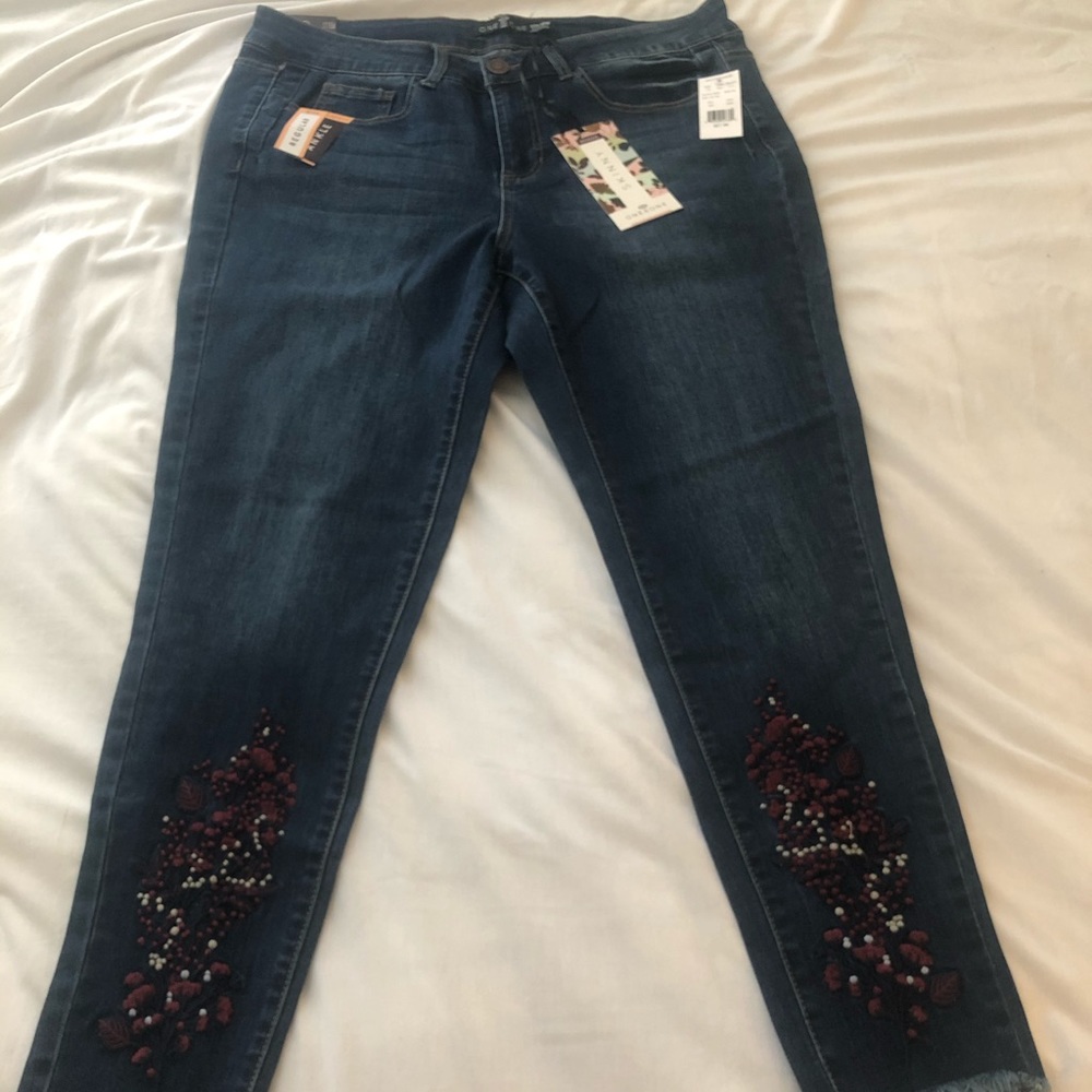 NWT embroidered ankle jeans